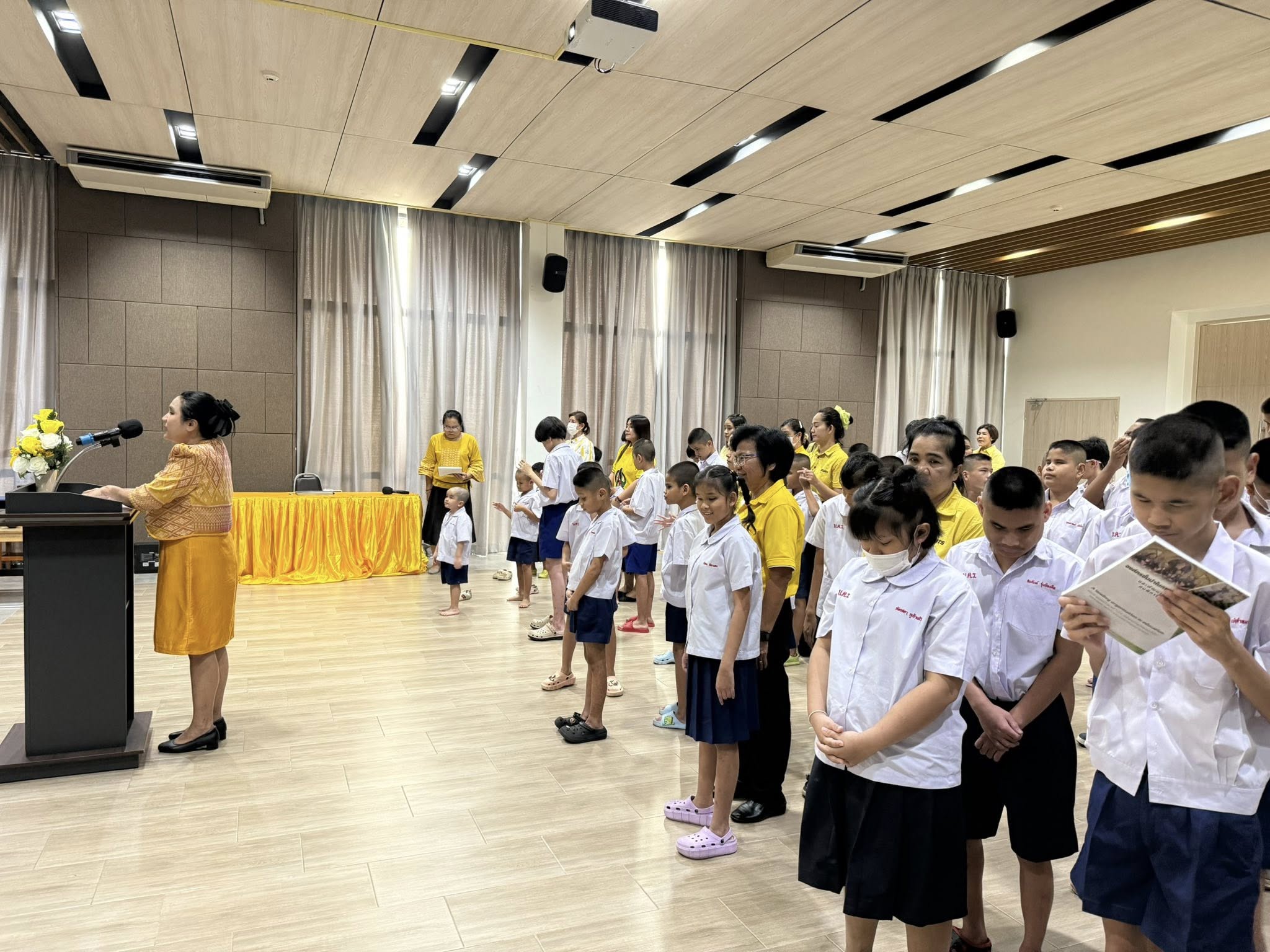 ผู้บริหาร ครู บุคลากรและนักเรียน เข้าร่วมพิธี ถวายพระพรชัยมงคล ในกิจกรรมถวายราชสดุดีถวายพระพรชัยมงคล เนื่องในวันเฉลิมพระชนมพรรษาพระบาทสมเด็จพระเจ้าอยู่หัว รัชกาลที่ 10